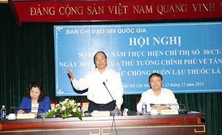 Phó Thủ tướng Nguyễn Xuân Phúc yêu cầu mở đợt tấn công thuốc lá lậu dịp Tết Nguyên đán 2016.